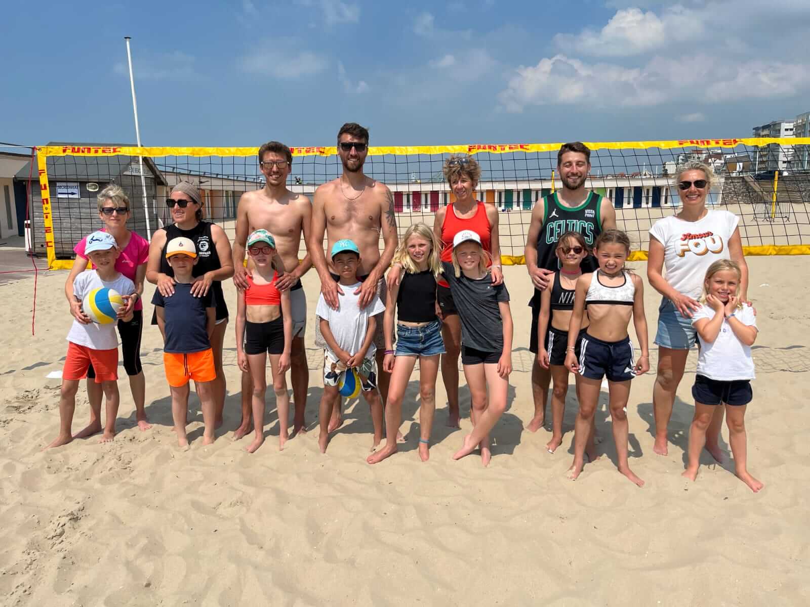 Parents et enfants pour un tournoi de Beach volley !